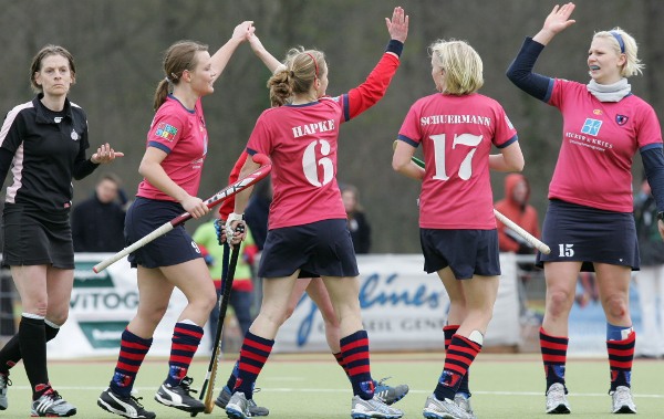 Abklatschen nach dem 1:0 von Totzke. Foto: Wolfgang Sternberger