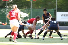 Fr Franzi Gude war es in ihrem Abschiedsspiel selten einfach. Hier geht es gegen drei Gegnerinnen. Foto: Wolfgang Sternberger