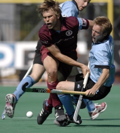 Das Mittelfeld-Duell mit Barry Middleton gewann am Ende Moritz Frste knapp, ebenso wie der UHC das Finale. Foto: Frank Uijlenbroek/EHL