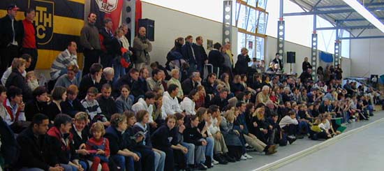 (10a) Zuschauerkulisse in der Halle des Club Raffelberg